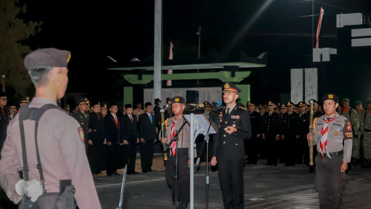 HUT RI KLATEN - Kapolresta Klaten Kombes Pol. Ari Cahya Nugraha memimpin Apel Kehormatan dan Renungan Suci (AKRS) di TMP Ratna Bantala, Klaten, Minggu (16/8/2026) malam. 