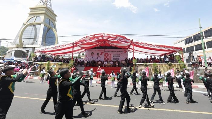 Ribuan pelajar ikut ambil bagian dalam Defile 17 Agustus 2026 di Tomohon
