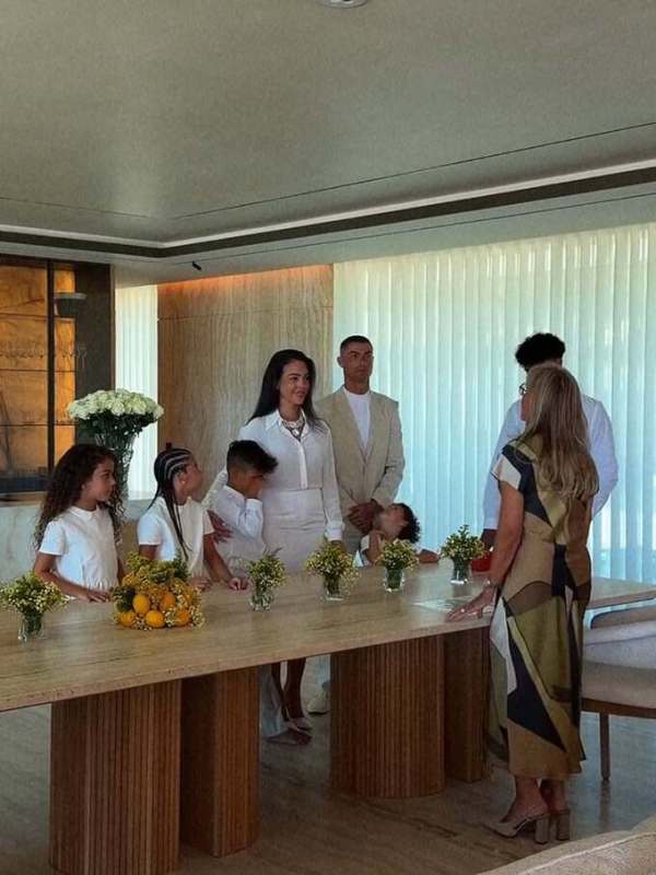 The couple held their wedding in their living room. Photo from Instagram/@gio7.cris