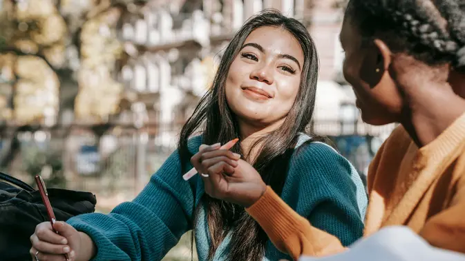 ilustrasi perempuan. Photo by Charlotte May/Pexels