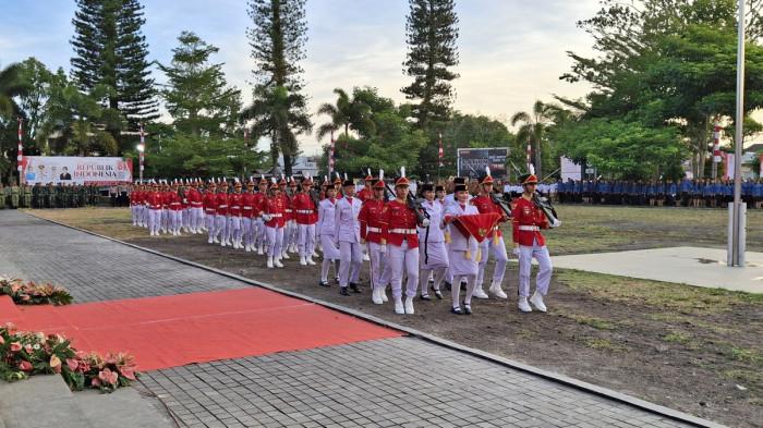 Wabup Minahasa Vanda Sarundajang apresiasi para anggota Paskibraka. asgs