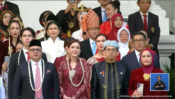 Maia Estianty Pakai Kebaya di Upacara Penurunan Bendera HUT RI ke-81 (credit: youtube.com/SekretariatPresiden)