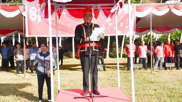 Wakil Rektor Bidang Keuangan dan Umum Unsrat Manado, Prof. Dr. Roike Montolalu saat upacara HUT RI