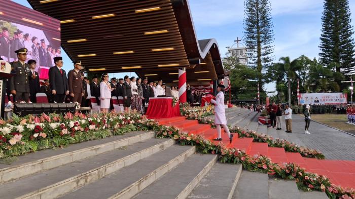 Upacara penurunan bendera di Lapangan Sam Ratulangi Tondano Minahasa paskibraka