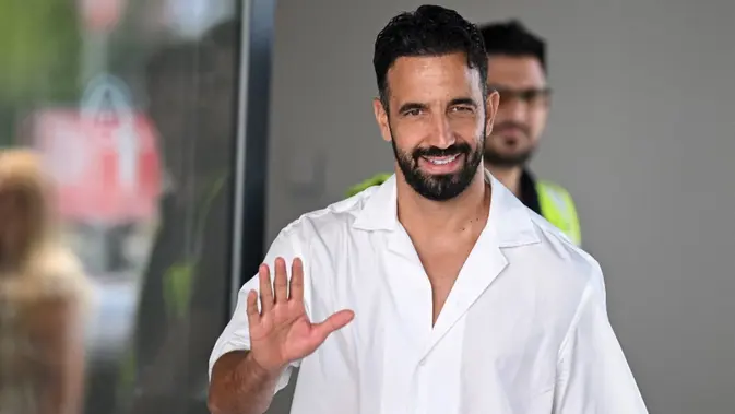 Pelatih baru Italia AC Milan asal Portugal, Ruben Amorim, melambaikan tangan saat tiba di Bandara Linate di Milan pada 6 Juli 2026. (Piero CRUCIATTI/AFP)