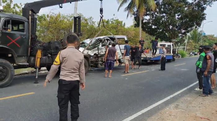 DEREK - Petugas kepolisian sektor Jamanis tengah melakukan pengaturan lalu lintas terkait kecelakaan dua kendaraan yang terjadi di Jalan Raya Jamanis-Rajapolah, Kabupaten Tasikmalaya, Jawa Barat, Senin (17/8/2026) siang.