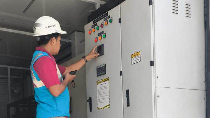 Petugas PLN sedang melakukan pengujian UPS Mobile