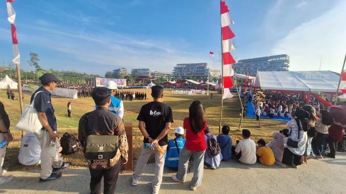 Warga sekitar turut menyaksikan upacara penurunan Bendera