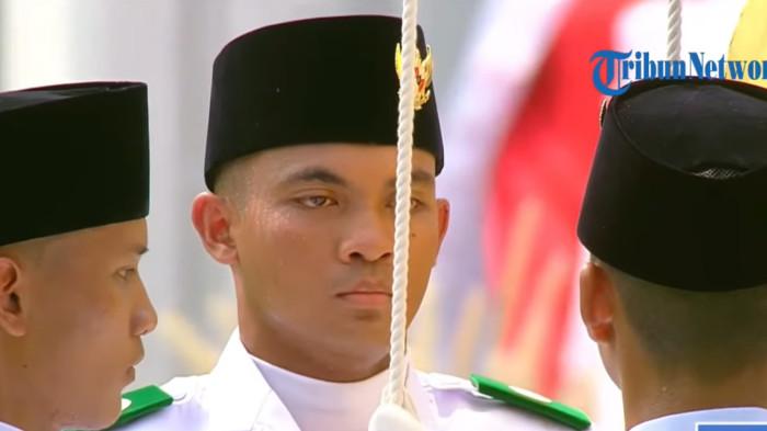 KIBARKAN BENDERA - I Nyoman Harya Dhanurendra Darmamukti, Paskibraka asal Kalsel yang jadi pengerek bendera merah putih di Istana Merdeka, Senin (17/8/2026).
