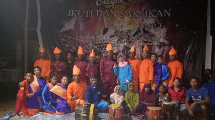 Dokumentasi foto bersama saat masyarakat Suku Sawang menampilkan kesenian Campak Dalong dalam sebuah kegiatan.