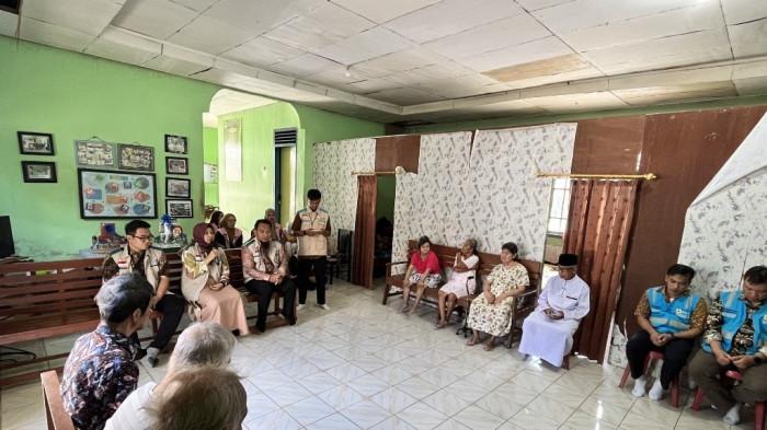 General Manager PLN UIW Bangka Belitung, Ira Savitri, memberikan sambutan penuh kehangatan saat kunjungan dan penyerahan bantuan YBM PLN di Panti Lansia Muhammadiyah Al Maa'uun, Kabupaten Belitung.