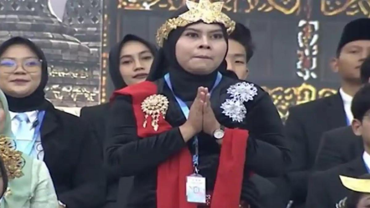 PENGUPAS BAWANG VIRAL - Susanah, buruh pengupas bawang asal Bogor, diundang Presiden Prabowo ke Sidang MPR, viral setelah Presiden menyebut upah kupas bawangnya Rp700 ribu/kg