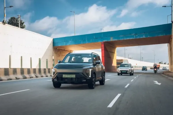2026 kia syros ev high speed handling.jpg 2026 kia syros ev high speed handling.jpg