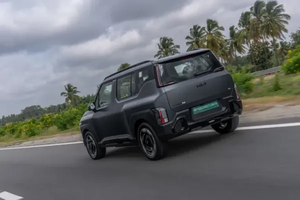2026 kia syros ev rear motion shot.jpg 2026 kia syros ev rear motion shot.jpg