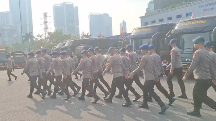 APEL PENGAMANAN - Ribuan personel Polda Metro Jaya mengikuti  apel pengamanan aksi unjuk rasa mahasiswa dan elemen masyarakat di Lapangan Polda Metro Jaya, Selasa (18/8/2026) pagi.