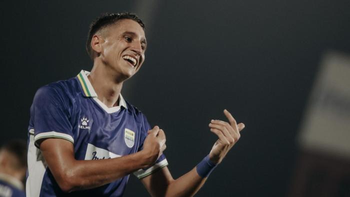 SELEBRASI - Winger Persib Bandung, Luka Menalo, melakukan selebrasi untuk gol pertamanya saat melawan Sabah FC dalam rangkaian Dewata Challenge Series 2026 di Stadion Kapten I  Wayan Dipta, Gianyar, Bali, pada Sabtu (15/8/2026).