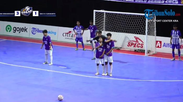PRODUKTIF - Aksi SMA Kebakkramat Karanganyar di laga Tribun Putih Abu-Abu Futsal (TPAAF) 2026 seri Solo. SMA Kebakkramat Karanganyar menjadi salah satu tim paling produktif di TPAAF 2026 Seri Solo dengan koleksi 14 gol sebelum menghadapi SMA Wali Songo Sragen pada final di GOR UTP, Selasa (18/8/2026).