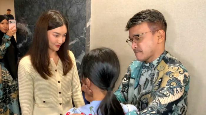 PERTEMUAN SINGKAT - Ruben Onsu akhirnya bertemu anak-anaknya jelang keberangkatan umrah, Senin (22/6/2026) malam. 