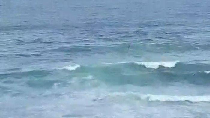 Petugas saat hendak menolong korban yang sudah terseret arus ke tengah, Minggu (5/5/2024).