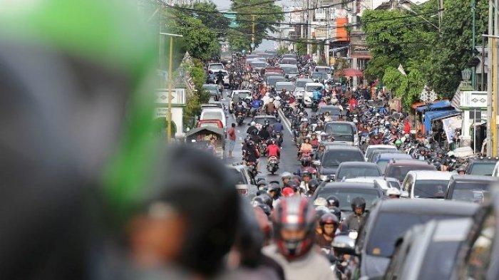 Ilustrasi : Kendaraan bermotor memenuhi ruas Jalan KH Ahmad Dahlan, Yogyakarta, Jumat (26/1/2018). Bertambahnya jumlah kendaraan bermotor yang tidak sejurus dengan pelebaran jalan di Yogyakarta menyebabkan sering terjadi kemacetan lalu lintas.