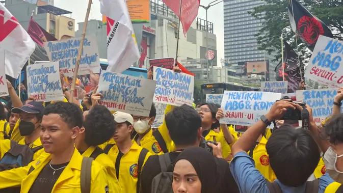 Badan Eksekutif Mahasiswa Universitas Indonesia (BEM UI) menggelar aksi unjuk rasa di kawasan Bundaran HI, Jakarta Pusat. (Liputan6.com/Rifqy Alief Abiyya)