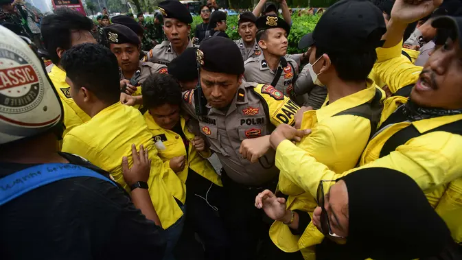 Mahasiswa yang tergabung dalam Badan Eksekutif Mahasiswa Universitas Indonesia (BEM UI) terlibat aksi saling dorong dengan aparat keamanan saat berunjuk rasa di kawasan jalan Jenderal Sudirman, Jakarta, Jumat (12/6/2026). (merdeka.com/Arie Basuki)