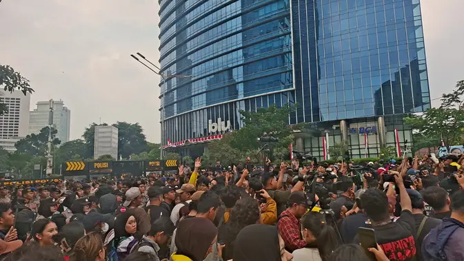 Badan Eksekutif Mahasiswa Universitas Indonesia (BEM UI) menggelar aksi unjuk rasa di kawasan Bundaran HI, Jakarta Pusat. (Liputan6.com/Rifqy Alief Abiyya)