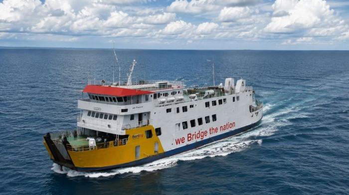JADWAL KAPAL - Ilustrasi Kapal Ferry yang berlayar di tengah laut.