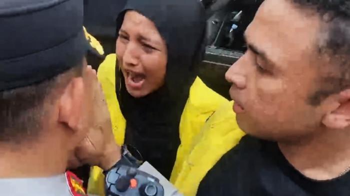 FATIMAH ADU ARGUMEN - Wakil Ketua BEM UI, Fatimah Azzahra memimpin barisan, berdiri berhadapan langsung dengan petugas kepolisian. Tanpa gentar, wanita pemberani ini terlibat adu urat saraf dan argumen yang alot dengan para petugas agar mobil komando yang membawa sound system diperbolehkan masuk ke Bundaran HI sebagai alat mereka menyampaikan aspirasi.Ia menuntut keadilan, meminta agar polisi konsisten menjaga ruang demokrasi dan tidak menghalang-halangi hak mahasiswa untuk bersuara.