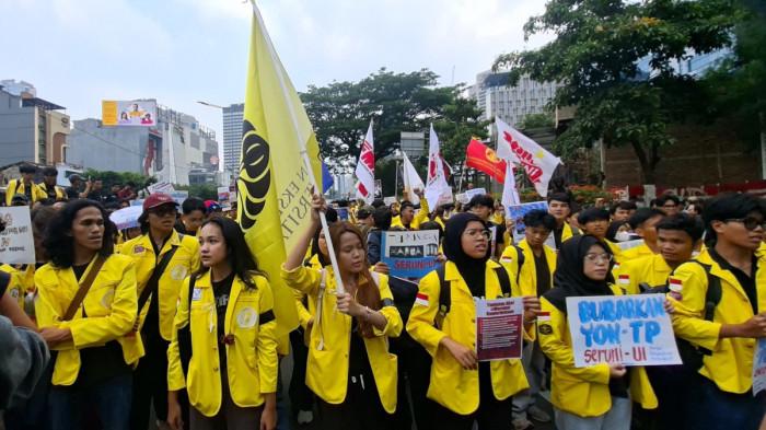 DEMO MAHASISWA - Langkah mahasiswa dari Badan Eksekutif Mahasiswa Universitas Indonesia (BEM UI) dan sejumlah kampus lain tertahan di Jalan MH Thamrin, Jakarta Pusat, Selasa (18/8/2026). Lokasi aksi unjuk rasa hanya berjarak kurang dari satu kilometer dari Bundaran Hotel Indonesia (HI), yang menjadi tujuan long march mahasiswa.