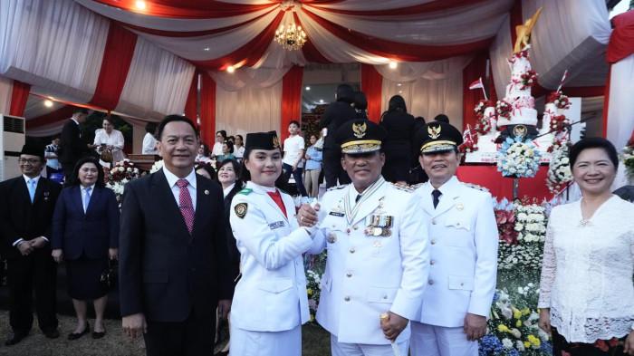 BANGGA - Wali Kota Tomohon Caroll Senduk bersama istri, drg. Jeand’arc Senduk-Karundeng, hadir langsung menyaksikan putri mereka, Eirene Senduk, bertugas sebagai Paskibraka Provinsi Sulawesi Utara di Lapangan Gubernur Sulut, Senin (17/8/2026).