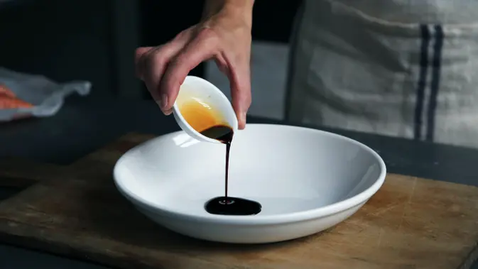 Mengusung jargon “Looks Good Tastes Good”, dengan warna yang lebih hitam serta tekstur yang kental, Kecap Sedaap Kedelai Hitam Spesial akan membuat masakan menjadi lebih lezat dan kaya nutrisi./ Photo by Caroline Attwood on Unsplash