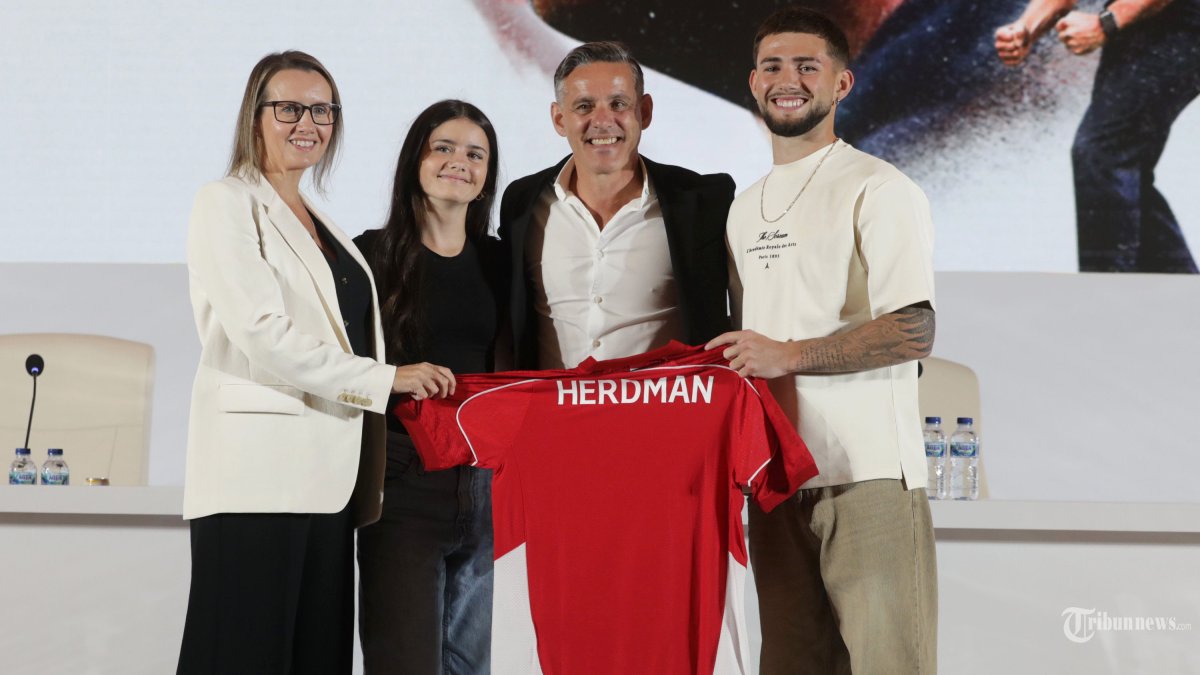 JOHN HERDMAN - Pelatih Timnas Indonesia John Herdman bersama keluarganya menunjukkan jersey Timnas Indonesia saat acara perkenalan Pelatih Baru Timnas Indonesia di Jakarta, Selasa (13/1/2026). PSSI secara resmi mengumukan dan memperkenalkan pelatih baru bagi Timnas Indonesia yaitu John Herdman untuk menggantikan Patrick Kluivert. TRIBUNNEWS/IRWAN RISMAWAN