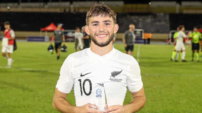ANAK JOHN HERDMAN - Anak kandung dari John Herdman, yaitu Jay Herdman, ketika menerima penghargaan Man of The Match pada ajang OFC U19 tahun 2022 silam. (Website Federasi Selandia Baru - 24/12/2025)