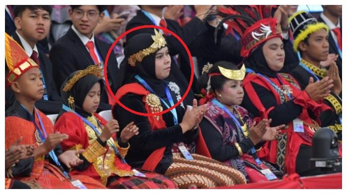 SOSOK SUSANAH - Susanah (dilingkari) saat hadir pada Sidang Tahunan MPR di Kompleks Parlemen, Jakarta Pusat, Jumat (14/8/2026). Nama Susanah mendadak viral di media sosial usai disebut Presiden Prabowo bekerja sebagai buruh pengupas bawang dengan upah Rp 700 ribu per kg. Ini sosok dan pekerjaan aslinya.