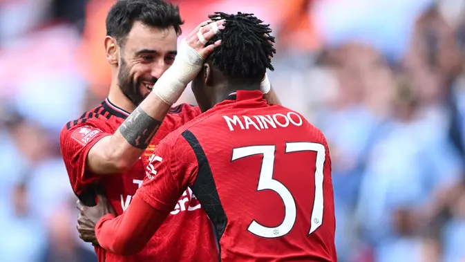 Kobbie Mainoo dan Bruno Fernandes - Manchester City Vs Manchester United di final Piala FA 2023/2024 (AFP/Justin Tallis)