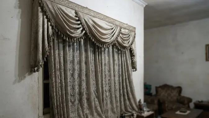 Tirai Renda yang Berat dan Kuno. Foto: AI Generated