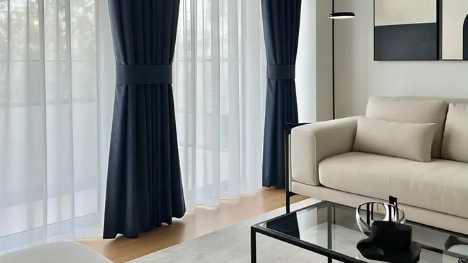 Gorden kombinasi sheer putih transparan dan lapisan gorden tebal warna navy dengan detail lipatan minimalis di ruang tamu estetik. (Liputan6.com/MetaAi)
