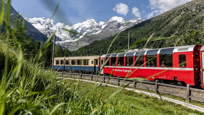 Bernina Express memperkenalkan Pullman Class untuk pengalaman perjalanan bersejarah melintasi Swiss hingga Italia. (dok. Rhaetian Railways)