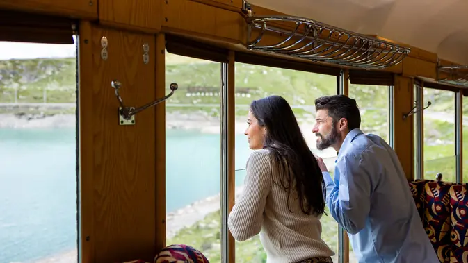 Bernina Express memperkenalkan Pullman Class untuk pengalaman perjalanan bersejarah melintasi Swiss hingga Italia. (dok. Rhaetian Railways)
