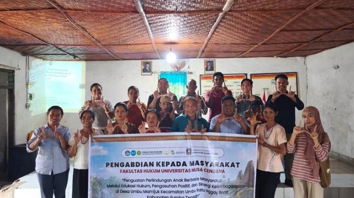 Tim Pengabdian Kepada Masyarakat FH Undana foto bersama
