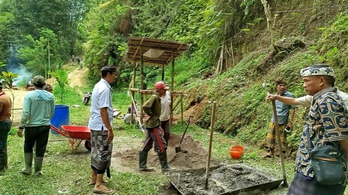 PENGAWASAN - Penjabat Perbekel Desa Manukaya melakukan pengawasan dan pemeriksaan dalam pengerjaan Rabat Beton dan Tangga di Banjar Keranjangan.