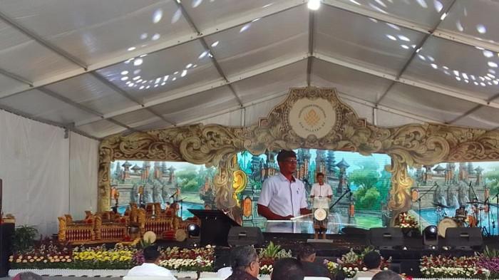 BERI SAMBUTAN - Penjabat Perbekel Desa Manukaya memberi sambutan dan pembukaan dalam event budaya yang bertajuk Puja Tirtha Buana Mesaba Fest 2025