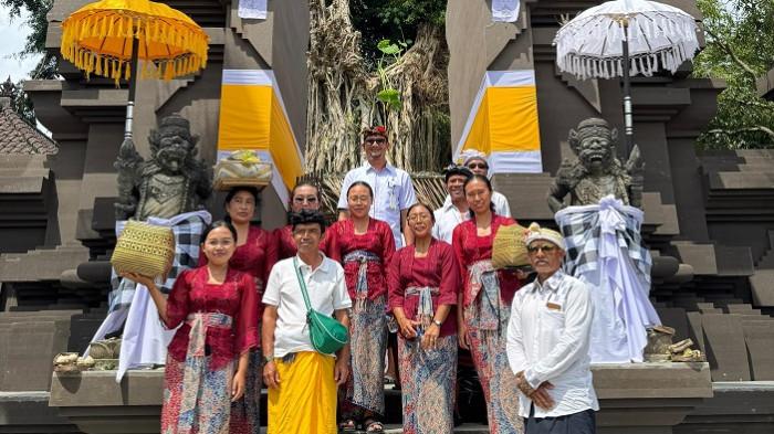SEMBAHYANG - Penjabat Perbekel Desa Manukaya melakukan Persembahyangan di Pura Jati di Banjar Tatag, Desa Adat Manukaya Let bersama Perangkat Desa dan Staf Desa Manukaya.