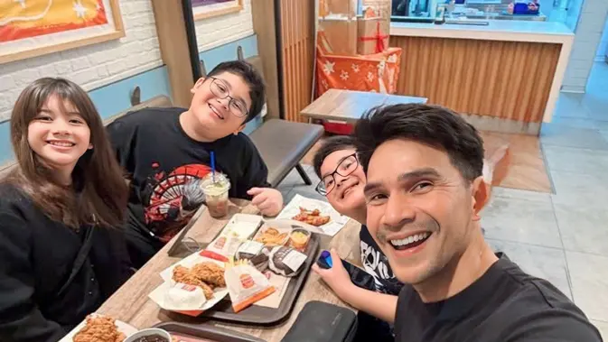 Jonathan Frizzy makan bareng anak © instagram.com/ijonkfrizzy