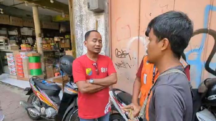 JUKIR VIRAL - Kabid Lalu Lintas Dishub Kota Pekalongan, Sugeng Hardy Widiyanto (baju merah) mengkonfirmasi terkait jukir Kota Pekalongan yang viral di sosial media.