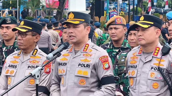 PITA HITAM - Anggota Polda Metro Jaya kompak mengenakan pita hitam saat apel persiapan pengamanan aksi unjuk rasa elemen mahasiswa di Lapangan Ditlantas Polda Metro Jaya, Jakarta Selatan, Selasa (18/8/2026). Pita hitam tampak tersemat di seragam anggota tepatnya lengan bagian kiri.