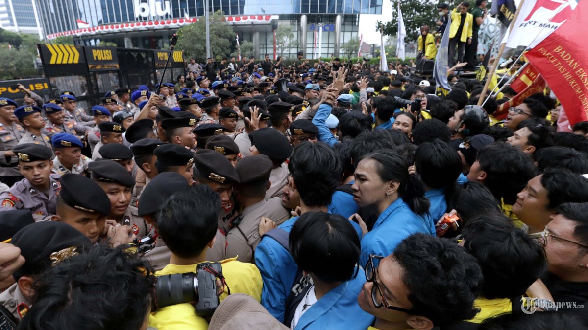 DEMO MAHASISWA - Massa Badan Eksekutif Mahasiswa Universitas Indonesia bersitegang dengab aparat kepolisian saat aksi unjuk rasa #MerebutKemerdekaan di Jalan Jenderal Sudirman, Selasa (18/8/2026).