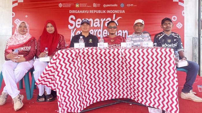 Keuchik Gampong Meunasah Papeun, Agustiar (ketiga dari kanan) didampingi perangkat gampong menyaksikan jalannya perlombaan 17-an.