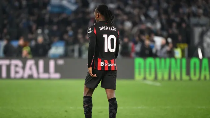 Laga tersebut berakhir dengan kekalahan 0-1 AC Milan. Hasil itu membuat Rossoneri semakin sulit mengejar gelar Scudetto tahun ini setelah terpaut delapan poin dari rival sekota, Inter Milan. (AFP/Alberto Pizzoli)